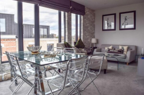 Luxurious Apartment with Balcony